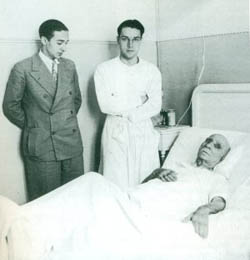 Fotografia del Dr.Miguel acompanyat del Dr.Broggi, a la capçalera d'un pacient a la Clínica Fargas l'any 1932.