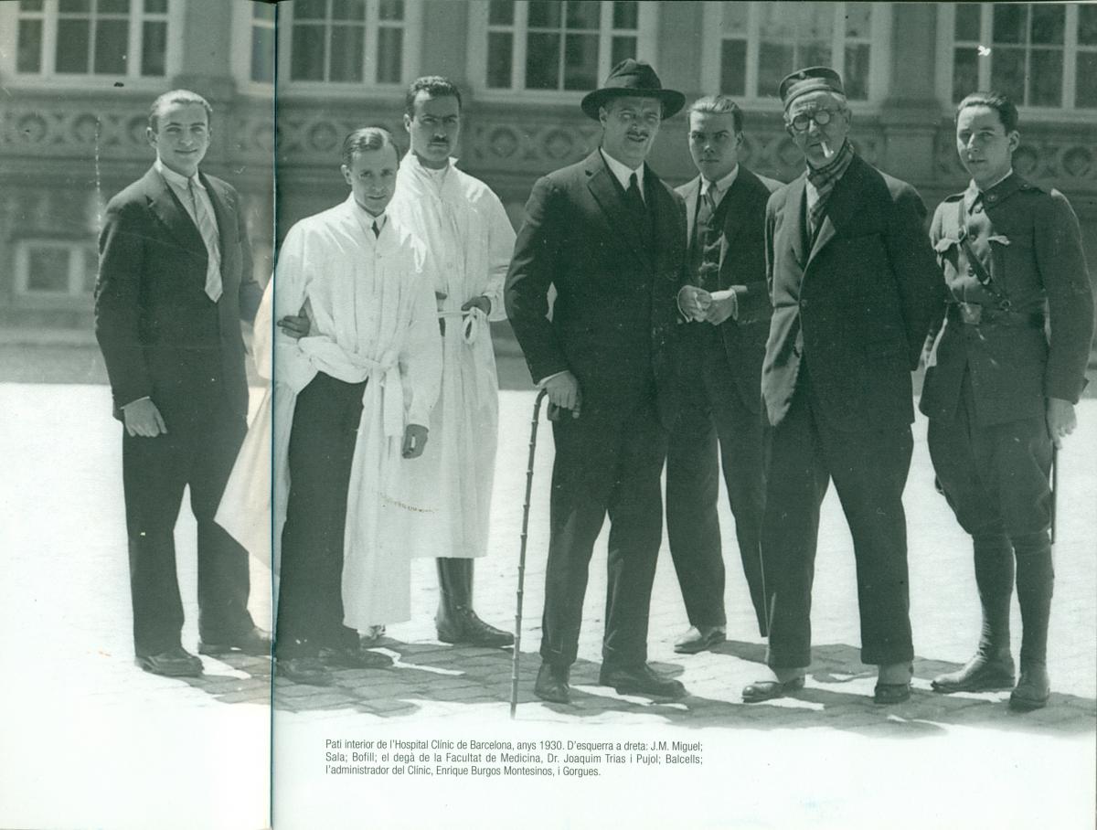 Fotografia del pati interior de l’Hospital Clínic de Barcelona, anys 1930. D’esquerra a dreta: J.Miguel; Sala; Bofill; J. Trias i Pujol; Balcells; E. Burgos Montesinos i Gorgues. (extreta de “Metges catalans a l’exili, 2006)