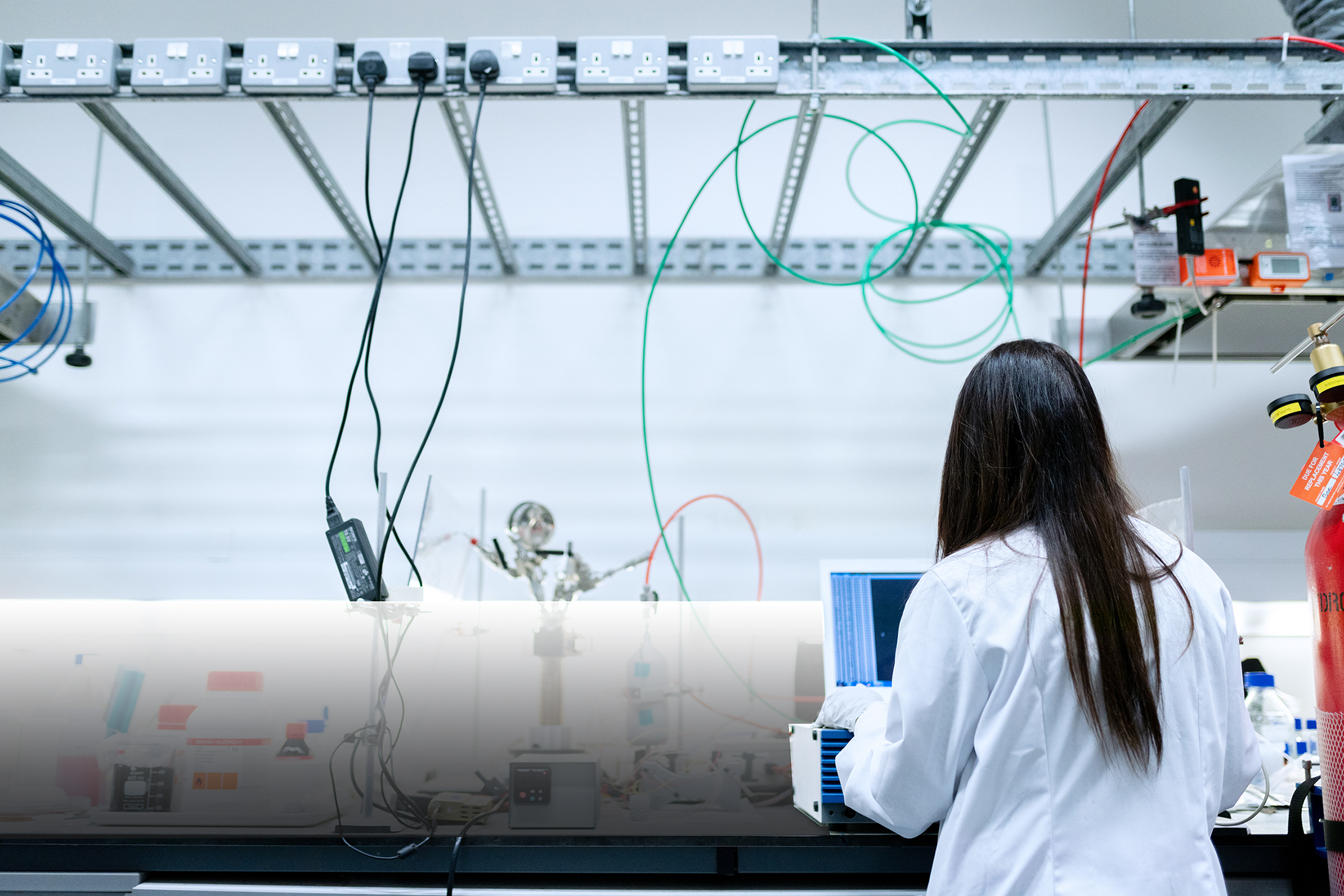 Imatge on es veu una persona treballant a un laboratori