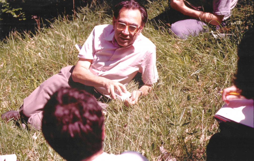 Oriol de Bolòs descansant durant una excursió, 1984