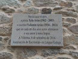 Placa conmemorativa na casa natal da poeta en Sarria.