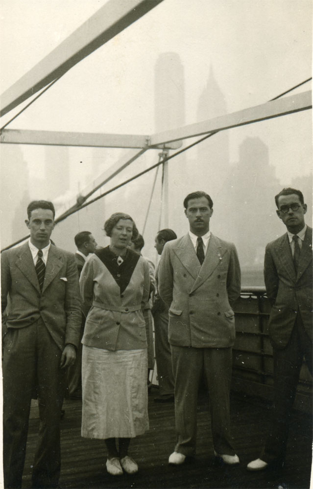 43. Left to right: S. Sobrequés, C. Taboada, G. Díaz-Plaja, and E. Valentí Fiol, and Manhattan in the background.