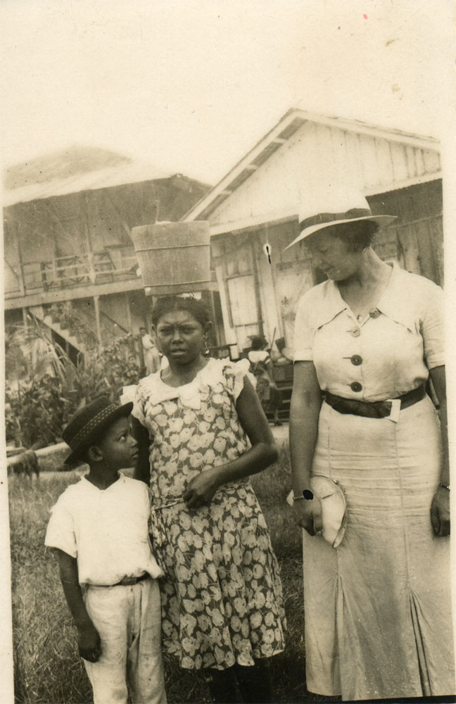 72. The young historian C. Taboada with children.