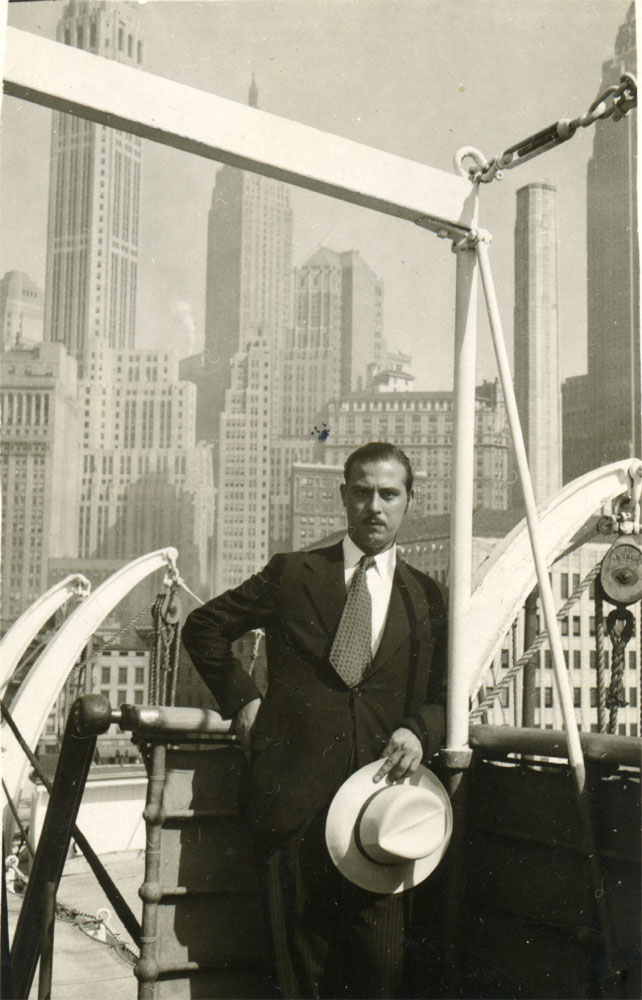 86b. G. Díaz-Plaja and Manhattan in the background.