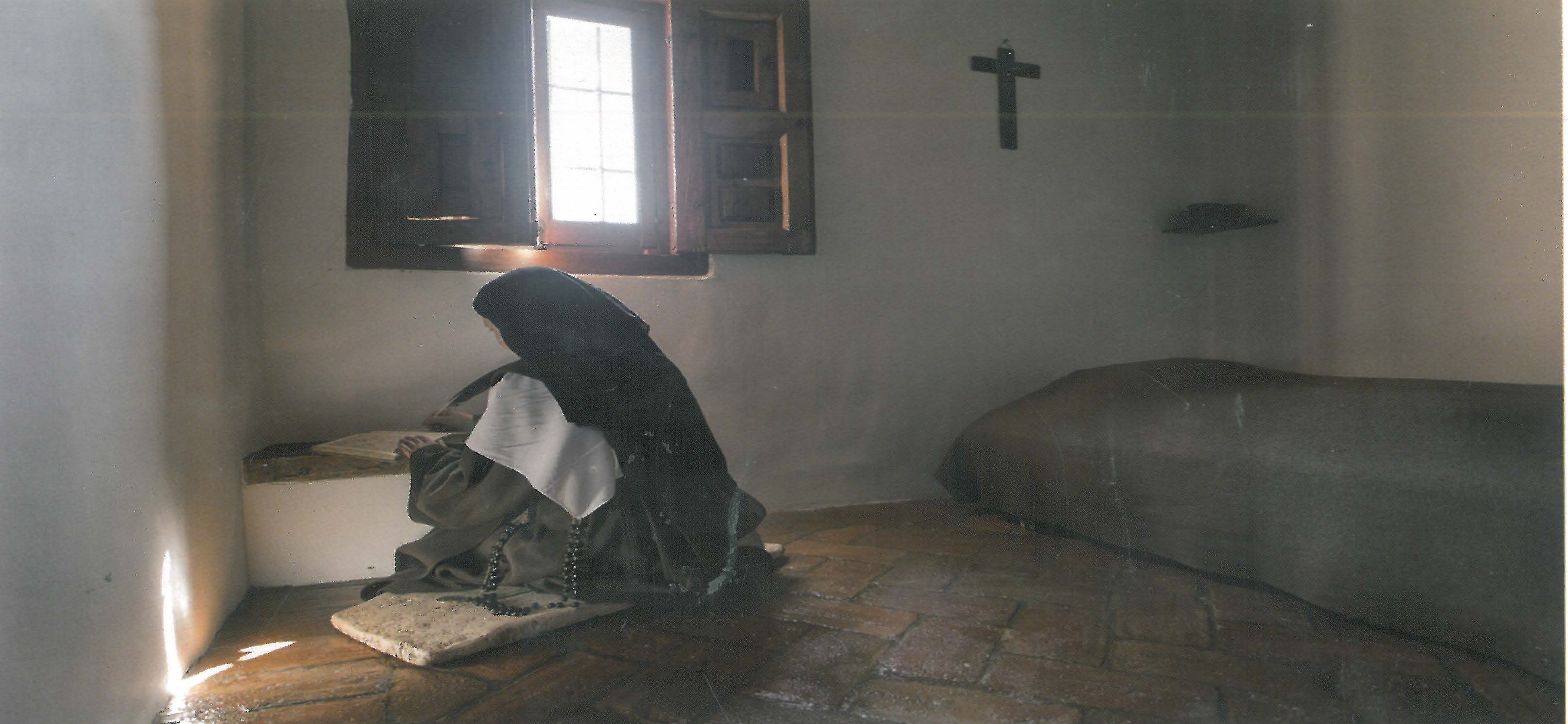 05. Diseño y composición de Germán Delgado. En: Rita BARRIOS (2015). &quot;Teresa de Jesús, 500 años: El Carmelo descalzo foto a foto&quot;. Burgos : Monte Carmelo.