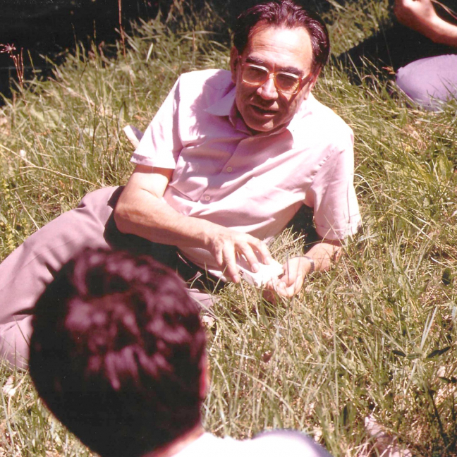 Oriol de Bolòs descansant durant una excursió, 1984