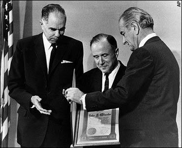 Glenn Seaborg, John Wheeler i el President Lyndon B Johnson el 1968