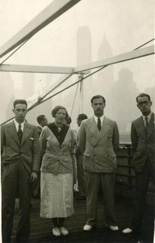 43. D’esquerra a dreta: S. Sobrequés, C. Taboada, G. Díaz-Plaja i E. Valentí Fiol, amb Manhattan al fons.