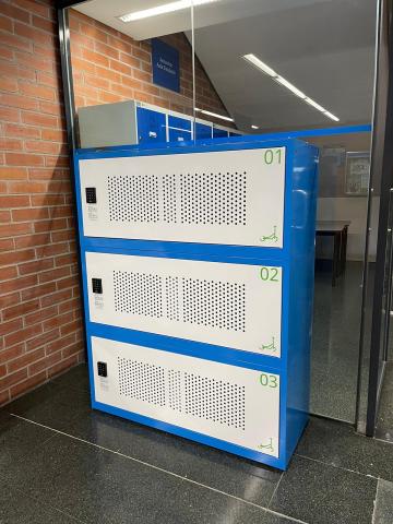 Aparcament de patinets plegables al CRAI Biblioteca de Farmàcia i Ciències de l’Alimentació