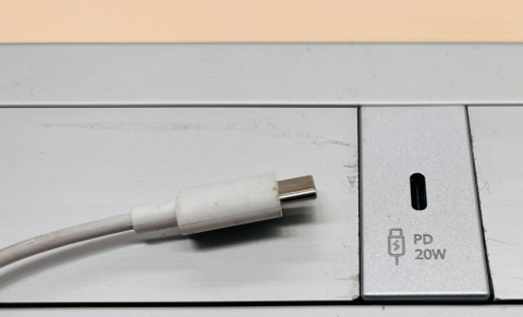 Nous punts de càrrega USB tipus C al CRAI Biblioteca del Campus Bellvitge