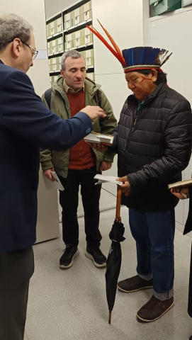 El CeDocBiV rep la visita del líder indígena Davi Kopenawa