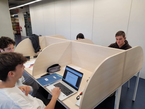 Nous cubicles individuals electrificats als CRAI biblioteques