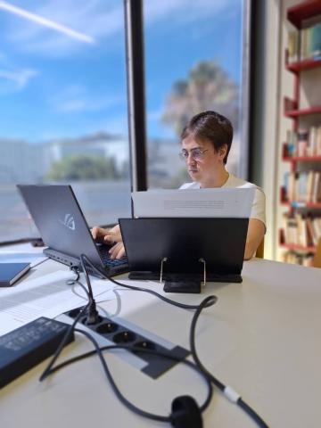 Finalitza l’electrificació de taules del CRAI Biblioteca de Dret