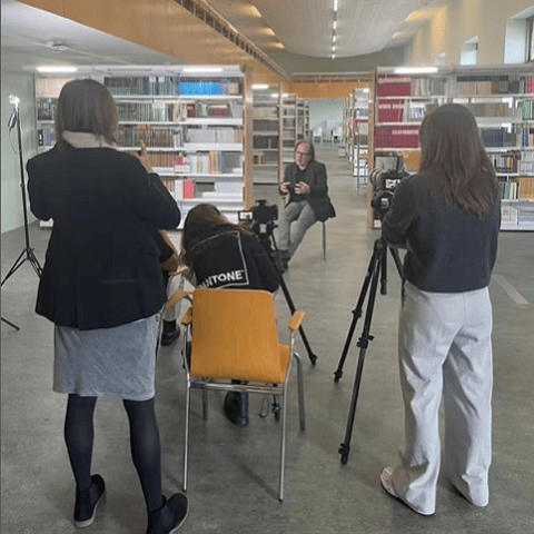 Enregistrament d'una entrevista per a La Vanguardia al CRAI Biblioteca del Campus Mundet