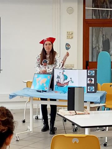 Presentació del conte “La pirata Mari y la isla de Makarava”, de la professora Verónica Asensio Arjona, al CRAI Biblioteca del Campus de Mundet