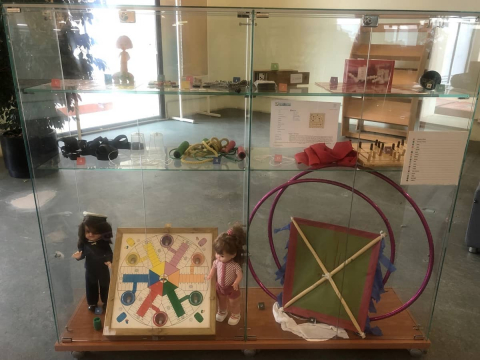 Exposició &quot;Jocs d'abans&quot; al CRAI Biblioteca del Campus Mundet: una mirada a la tradició i la cultura lúdica