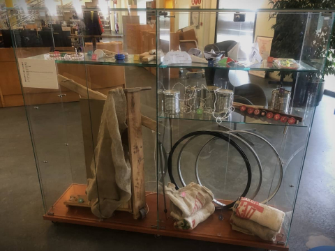 Exposició &quot;Jocs d'abans&quot; al CRAI Biblioteca del Campus Mundet: una mirada a la tradició i la cultura lúdica