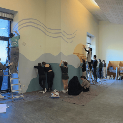 Estudiants de la UB pinten un mural al CRAI Biblioteca del Campus Mundet