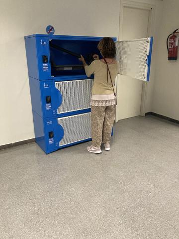 Aparcament de patinets plegables al CRAI Biblioteca de Belles Arts
