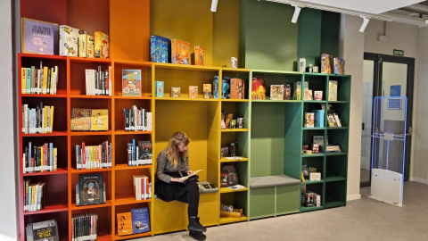 El CRAI Biblioteca d'Informació i Mitjans Audiovisuals torna a obrir amb espais renovats i nous serveis