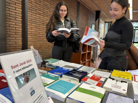 El CRAI Biblioteca de Dret exposa les darreres publicacions del professorat de la Facultat amb motiu de Sant Jordi