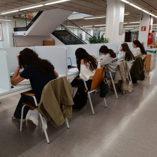 Nous cubicles individuals electrificats als CRAI biblioteques