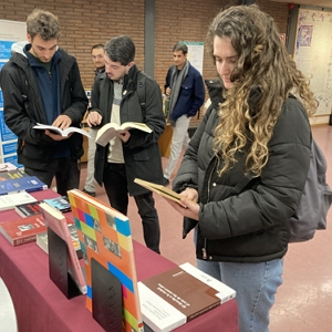 El CRAI Biblioteca de Dret  presenta una mostra bibliogràfica sobre el dret a la ciutat i els drets humans de proximitat 