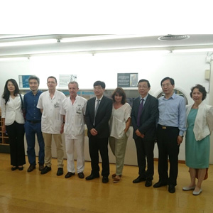 El Rector i  professorat de la Beijing University of Chinese Medicine visiten el CRAI Biblioteca del Campus Clínic 