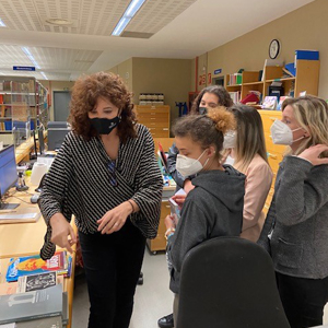 Visita dels estudiants de la Fundació Tallers: Projectes Singulars, al CRAI Biblioteca de Filosofia, Geografia i Història