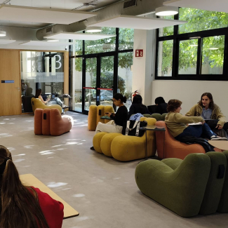 El CRAI Biblioteca d'Informació i Mitjans Audiovisuals torna a obrir amb espais renovats i nous serveis