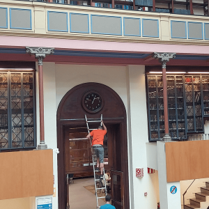 El rellotge de la sala d’entrada del CRAI Biblioteca de Lletres, de nou en funcionament