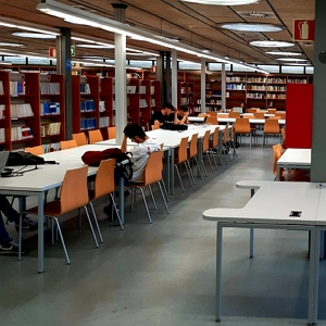 Finalitza l’electrificació de taules a la primera planta del CRAI Biblioteca de Dret