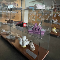 "SABARTA. Creacions de sabates inspirades en artistes plàstiques contemporànies" al CRAI Biblioteca del Campus de Mundet