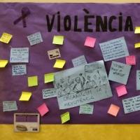 Mural col·lectiu per visibilitzar la violència de gènere al CRAI Biblioteca del Campus de Munde