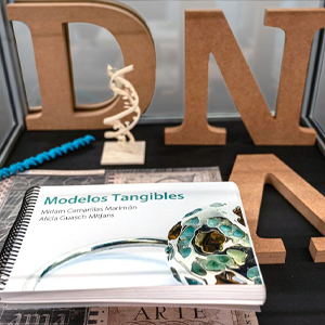 Joies de plata inspirades en la molècula de l'ADN. Models Tangibles. Exposició al CRAI Biblioteca de Física i Química