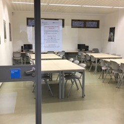 Nova sala de treball en grup al CRAI Biblioteca de Filosofia, Geografia i Història