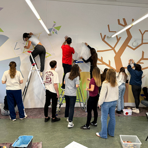 Realització del mural "Les formes del saber" al CRAI Biblioteca del Campus de Mundet per part d'alumnat del grau d'Educació Primària