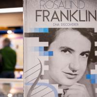 Acte d'inauguració de l'exposició l'exposició ROSALIND FRANKLIN: una vida desxifrant estructures helicoidals al CRAI Biblioteca de Física i Química