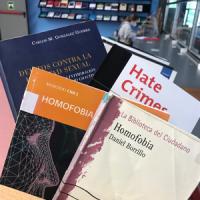 Mostra de llibres sobre l'homofòbia al CRAI Biblioteca de Dret