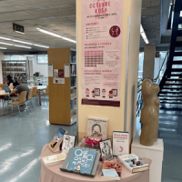 Octubre rosa: un aparador per conscienciar sobre el càncer de mama al CRAI Biblioteca del Campus Bellvitge