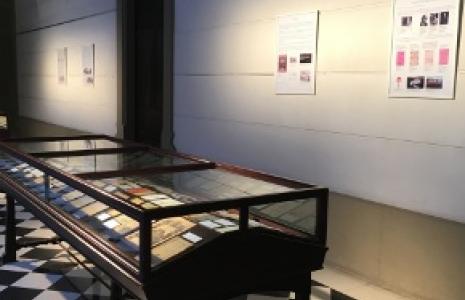 Exposició El fil per a cosir la història de la medicina al CRAI Biblioteca del Campus Clínic