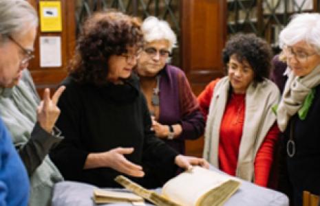 Visita dels descendents de Rudolf Grewe al CRAI Biblioteca de Reserva