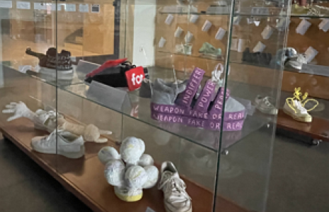 "SABARTA. Creacions de sabates inspirades en artistes plàstiques contemporànies" al CRAI Biblioteca del Campus de Mundet