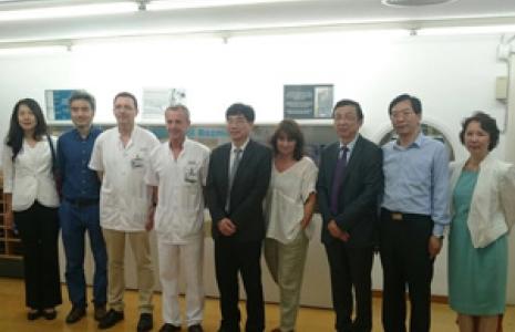 El Rector i  professorat de la Beijing University of Chinese Medicine visiten el CRAI Biblioteca del Campus Clínic 