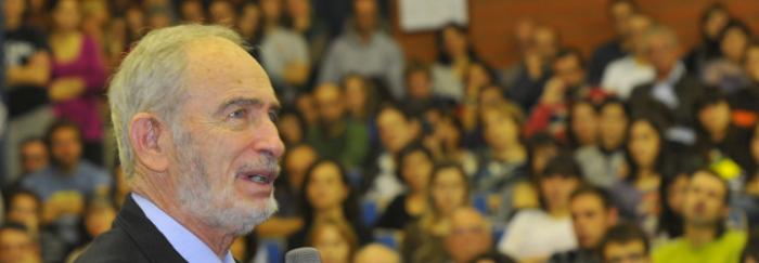 Paul R. Ehrlich a la Facultat de Biologia. © J. M. Rué, Universitat de Barcelona